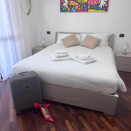 Domus Leonardo Apartment *